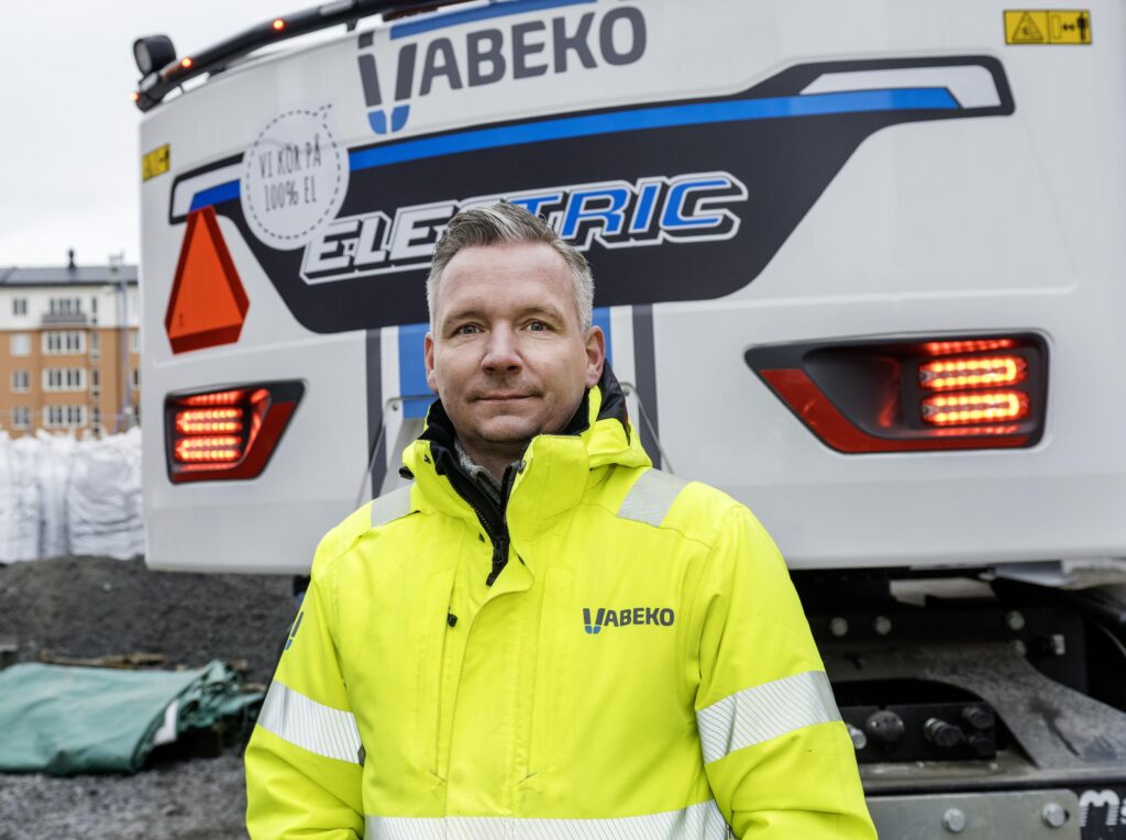 Niklas Sandström från Vabeko framför företagets eldrivna grävmaskin, Develon DX165WR Electric